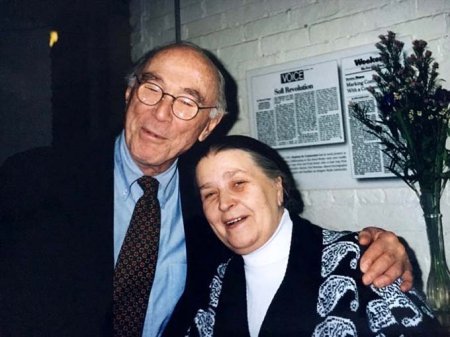 Джером Сеймур Брунер (1915 - 2016) и Гита Львовна Выгодская (1925 - 2010). Фото сделано в Нью-Йорке в 1995 г. в в Институте East Side