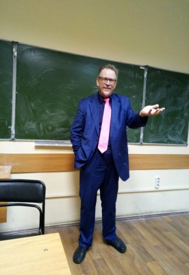 Чтение лекции Владимиром Кудрявцевым.