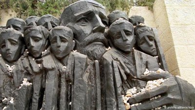 Памятник Янушу Корчаку и его воспитанникам в Иерусалиме.