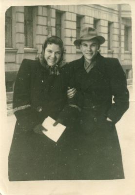 Моя семья, только что созданная, у Москворецкого загса, 5 марта 1952 г.