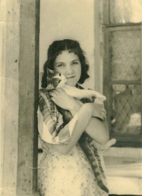 Мама с котом Васичкой. Ташкент, 4 ноября 1948 г., ей 18.