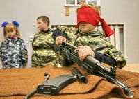 Ежегодно от пуль АК погибает четверть миллиона человек - российские дети должны испытывать за это гордость?