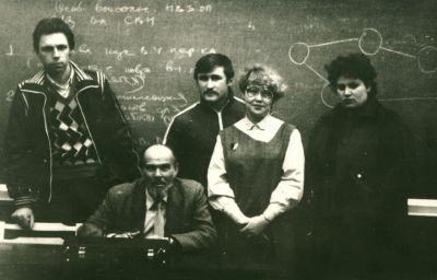 Проф. Т.В.Кудрявцев со студентами-вечерниками МЭИ, первая половина 1980-х
