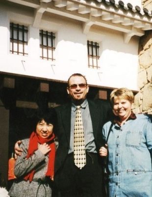 Киото, Япония, 2002. Владимир Кудрявцев с Еленой Кравцовой и Мивако Ямадо (Ито) у синтоистского храма