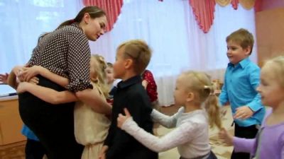 Ольга Хитрова работает с детьми.